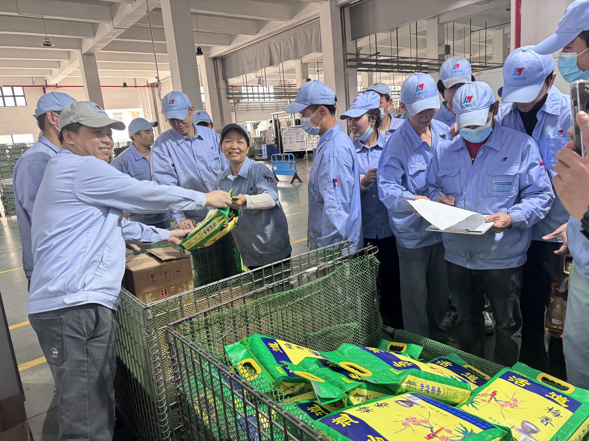 力源科技為員工發(fā)放春節(jié)福利